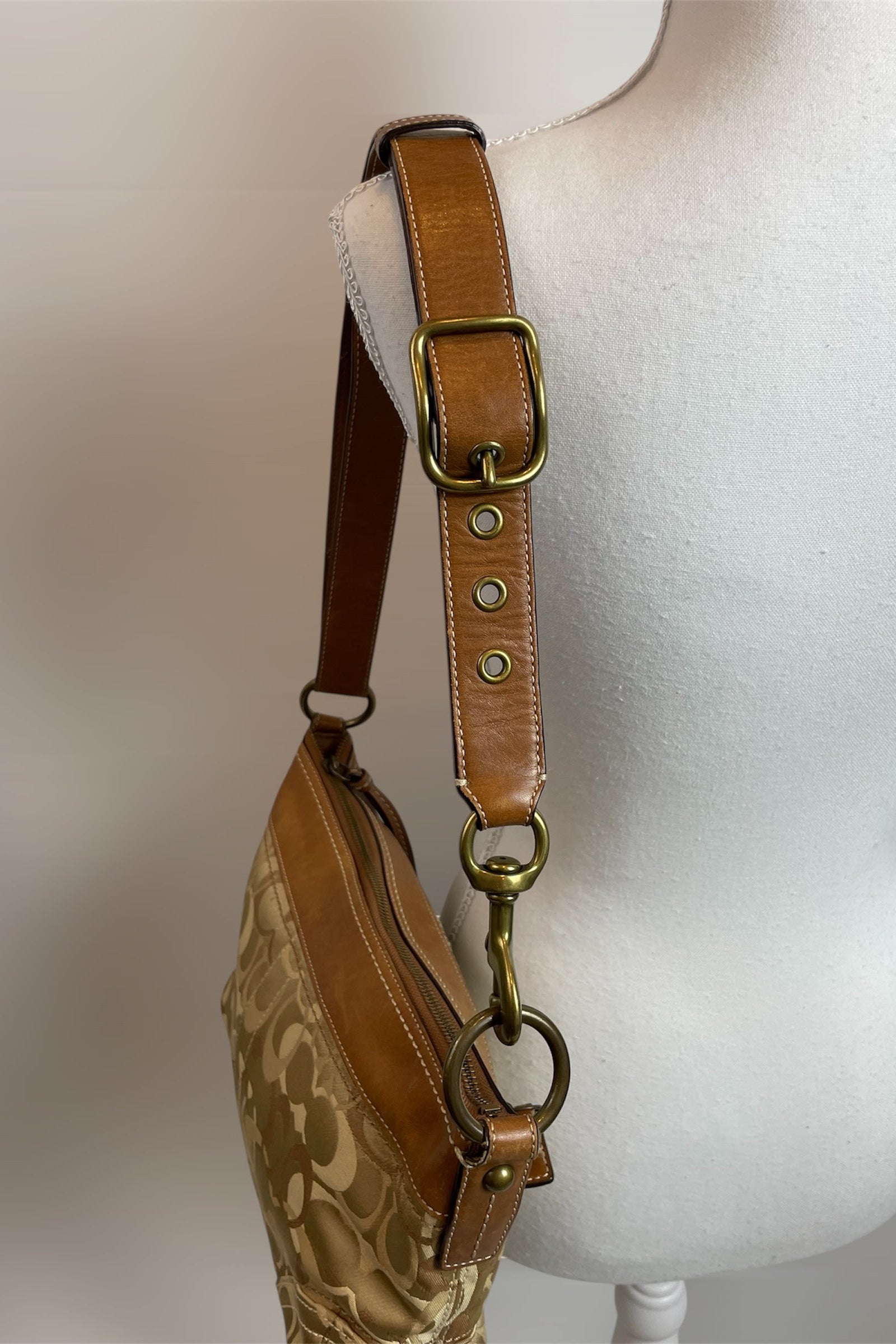 Y2K Coach Signature Jacquard Tan Shoulder Bag (E0973–F10379)